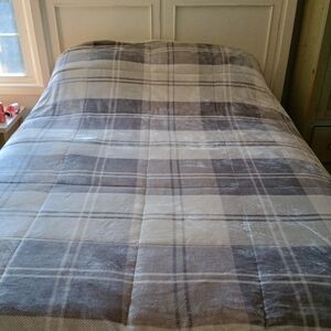Cuddl Duds Gray and Cream Plaid Comforter
